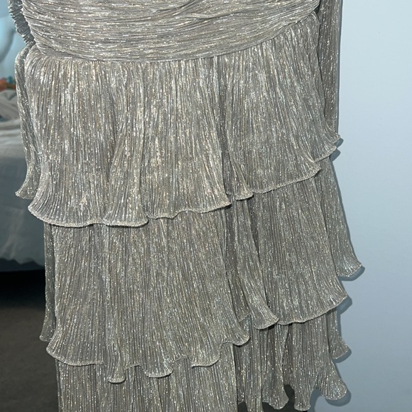 Sparkly low neck ruffle dress - Picture 3 of 3